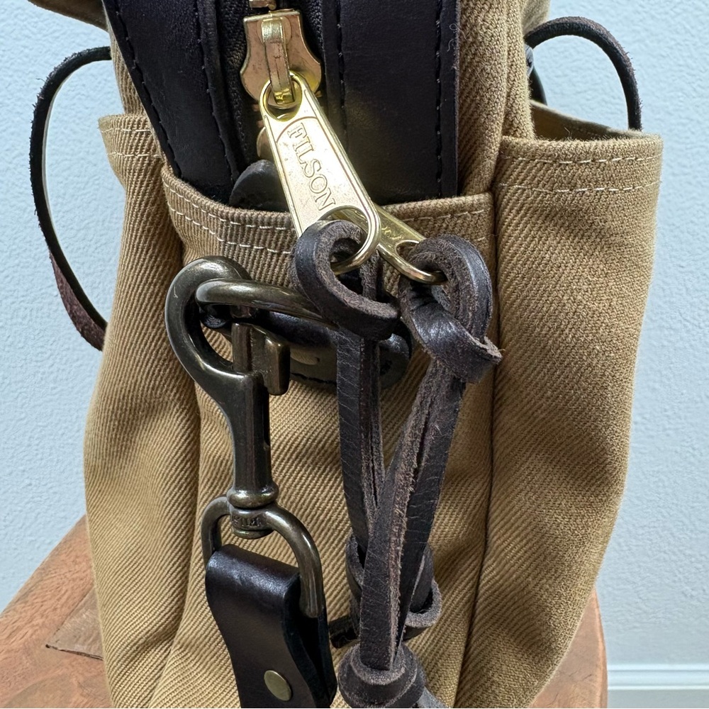 Filson Original Twill Briefcase
Discreet tag/ inside flap - Picture 12 of 14